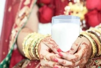 বাসররাতে-মুখ-ধোয়ার-পর-কনেকে-চিনতে-পারছেন-না-বর-তারপর