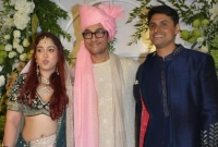 যাকে জড়িয়ে ধরে কাঁদলেন আমির খান!