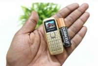 দুর্দান্ত ফিচারের এই ফোন আঙুলের থেকেও ছোট! দাম মাত্র ১০০০ টাকা