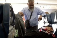 প্রিয়তমা স্ত্রীর ঘুমের জন্য বিমানের ভেতর ৬ ঘণ্টা দাঁড়িয়ে স্বামী!