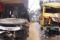 যাত্রীবাহী বাস-ট্রাকের মুখোমুখি সংঘর্ষ