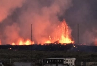 শহরসহ বিস্তীর্ণ এলাকায় ছড়িয়ে পড়েছে, পুড়ছে ঘরবাড়ি