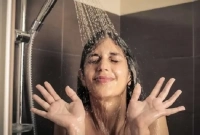 শীতে ঠান্ডা পানিতে গোসল করলে শরীরে যা ঘটে