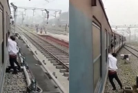 ট্রেনে মোবাইল ছিনতাইয়ের চেষ্টা, যাত্রী হাত টেনে নিয়ে গেলেন ১ কিমি!