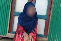 বিয়ে না করলে প্রেমিকের বাড়ির উঠোন ছাড়বেন না প্রেমিকা