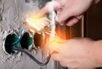 দ্রুত যা করবেন কারেন্টের শক খেলে