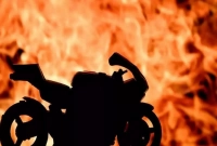 অসহনীয় ঠান্ডা: অন্যের মোটরসাইকেল জ্বালিয়ে দিয়ে আগুন পোহালেন যুবক!