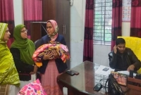 কন্যাসন্তান হওয়ায় তালাক দেবেন স্বামী, তাই তা রেখেই পালিয়ে গেলেন সেই মা কন্যাসন্তান হওয়ায় তালাক দেবেন স্বামী, তাই তা রেখেই পালিয়ে গেলেন সেই মা