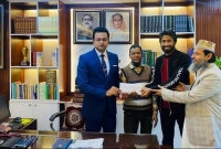 টাকার বান্ডিল ফিরিয়ে দিয়ে সততার দৃষ্টান্ত স্থাপন করলেন চা দোকানি