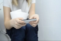 কী কী সমস্যা হতে পারে টয়লেটে ফোন ব্যবহারে