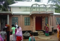  মায়ের পরকী'য়া প্রেমিকের বাড়িতে হাজির অসহায় তিন শিশু