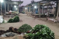 এই বাজরে আজান দিলেই সব দোকানি দোকান খোলা রেখেইে মসজিদে চলে যান