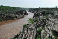 কোন নদী বিপরীতমুখী প্রবাহিত হয়?