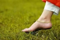 সবুজ ঘাসে খালি পায়ে হাঁটলে কী হয় জানেন?