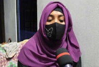 প্রেমিকের বাড়িতে বিয়ের দাবিতে প্রেমিকার অনশন