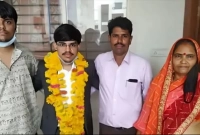 ছেলেকে পড়াতে বাড়ি বিক্রি, সেই বাড়ি বাবাকে উপহার আইএএস অফিসার হয়ে