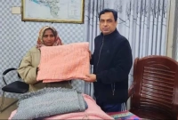 হার না মানা সেই সংগ্রামী নারী টুলির পাশে জেলা প্রশাসক শামীম