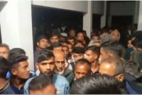 প্রবেশপত্র না পেয়ে রাত পর্যন্ত স্কুল ঘেরাও করে রেখেছেন শিক্ষার্থী-অভিভাবকরা প্রবেশপত্র না পেয়ে রাত পর্যন্ত স্কুল ঘেরাও করে রেখেছেন শিক্ষার্থী-অভিভাবকরা