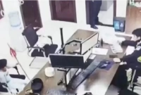 বড় বোনকে বেশি ভালোবাসে বাবা, থানায় গিয়ে শিশুর অভিযোগ!