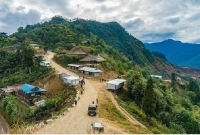 এক দেশে খায়, আরেক দেশে ঘুমায় এই গ্রামের মানুষ!