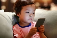 সেটিংস বদলে নিন সন্তানের হাতে স্মার্টফোন দেওয়ার আগে