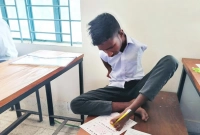 বাম পা দিয়ে লিখে এসএসসি পরীক্ষা দিচ্ছে সিয়াম