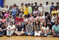 ছোট ছেলের সহপাঠীর সঙ্গে স্কুলের ফ্লোরে বসে ছবি তুললেন শাহরুখ খান