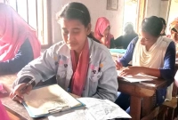 বাড়িতে বাবার লাশ রেখে পরীক্ষা দিল মেয়ে