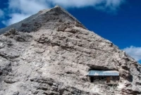 নির্জন পাহাড়ের ওপরে রহস্য ঘেরা এই বাড়ি বানালেন কে?