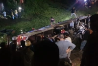 ৩০ যাত্রী নিয়ে বাস খাদে, চালাচ্ছিলেন হেলপার