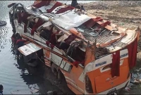 সেতু থেকে নদীতে পড়ে তলিয়ে গেলে বাস, নিহত ৩১