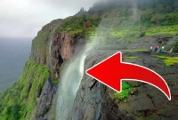 পানি নিচে না পড়ে উপরের দিকে উঠে, যেখানে এই অলৌকিক জলপ্রপাত