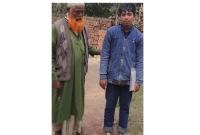 এসএসসি পরীক্ষা দিচ্ছে পায়ে শিকল বাঁধা অবস্থায়!