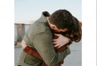 জানলে অবাক হবেন আলিঙ্গন করার উপকারিতা