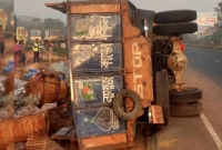 মাছবাহী ট্রাক উল্টে ৪ জনের মৃত্যু মাছবাহী ট্রাক উল্টে ৪ জনের মৃত্যু