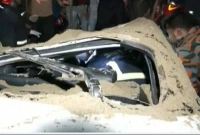 রাজধানীতে বালুবাহী ট্রাক উল্টে পড়ল প্রাইভেটকারের ওপর