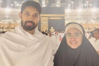 মুনজেরিনকে সঙ্গে নিয়ে ওমরাহ পালন করলেন আয়মান সাদিক
