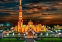 এই মসজিদের অপরুপ সৌন্দর্য্য দেখেতে আসে দেশ বিদেশের বিপুল সংখ্যক মানুষ    