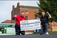 একেই বলে কপাল! ডেলিভারিম্যান থেকে ৭ কোটি টাকার মালিক!