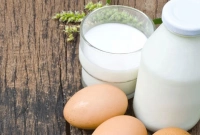 গরু দুধ দেয়, মুরগি ডিম! কিন্তু এই দুটো জিনিসই কে দেয়?