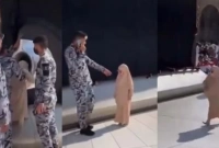 কয়েকবারের চেষ্টা, দৌড়ে গিয়ে কাবায় চুমু দিলো শিশু 