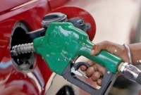 এক লাফে আরও কমে জ্বালানি তেলের দাম ৩ বছরের মধ্যে সর্বনিম্ন
