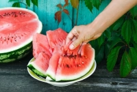 যে ভুল অনেকেই করি তরমুজ খাওয়ার সময়