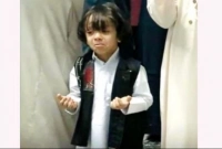 কাবা শরীফে মোনাজাতের সময় অঝোরে কান্না করেছে এক শিশু