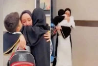 ওমরাহ করতে গিয়ে ১১ বছর পর হারানো সন্তান ফিরে পেলেন এক মা