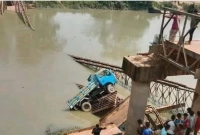 সেতু ভেঙে মালবাহী পিকআপ নদীতে
