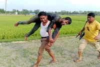 ডাকাতকে কাঁধে নিয়েই ছুটলেন পুলিশ, ছবি মুহূর্তেই ভাইরাল ডাকাতকে কাঁধে নিয়েই ছুটলেন পুলিশ, ছবি মুহূর্তেই ভাইরাল