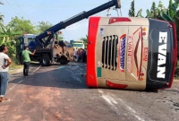 উল্টে গেল যাত্রীবাহী বাস উল্টে গেল যাত্রীবাহী বাস