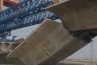 হঠাৎ করেই ভেঙে পড়েছে ভারতের দীর্ঘতম সড়কসেতু