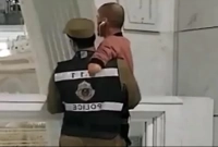  প্রতিবন্ধী ব্যক্তিকে কোলে তুলে কাবা শরিফ দেখালেন পুলিশ